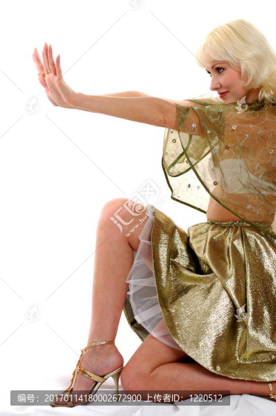 美麗的女人穿著金色的衣服
