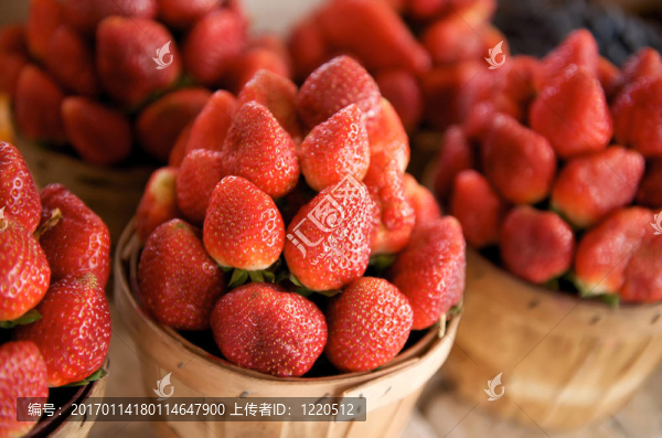 在露天市場的一個籃子里出售新鮮草莓