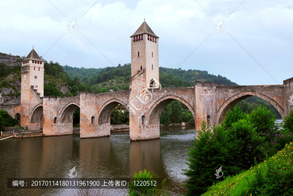 在法國(guó)卡奧爾瓦朗特里橋