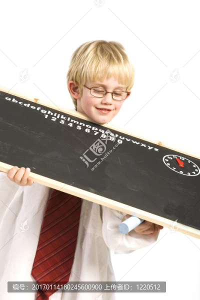 男孩玩黑板