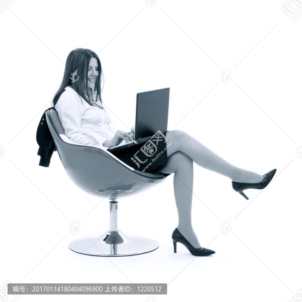 單色的商人在橙色椅子上的筆記本電腦