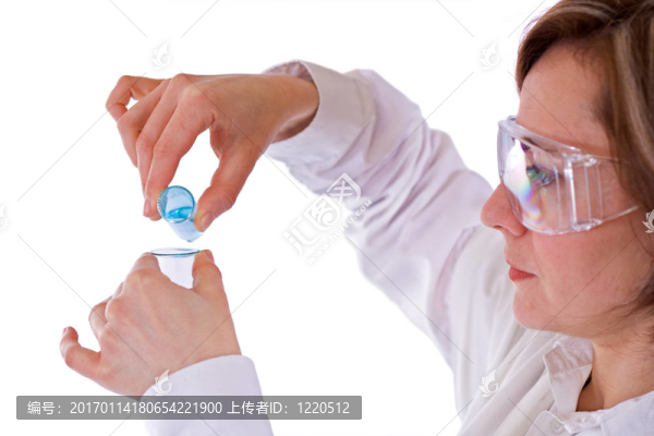 化學燒瓶和防護眼鏡的女人
