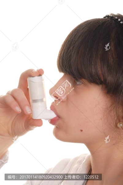 女孩用吸入器