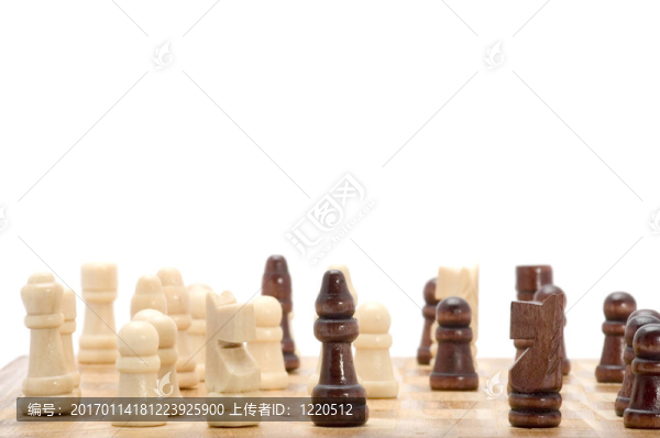 白色背景下的象棋