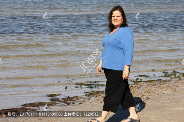 在海灘上漫步