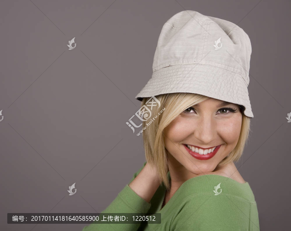 白帽子背后的金發(fā)女郎