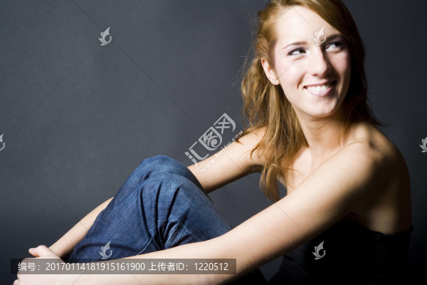 微笑的女孩穿著牛仔褲