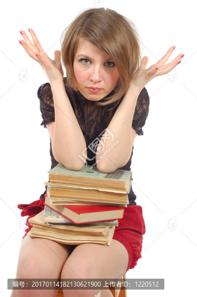 坐著書的女孩