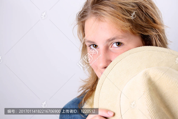戴帽子的年輕模特