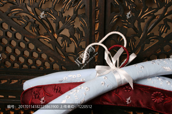 藍色和紅色的衣架