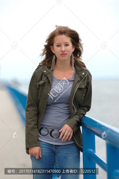 少女和藍色的籬笆