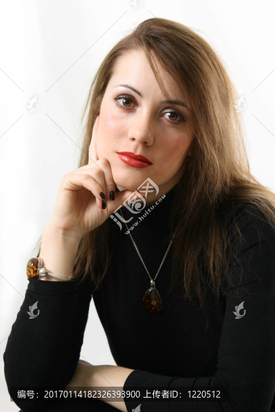 一個悲傷表情的年輕女人的畫像