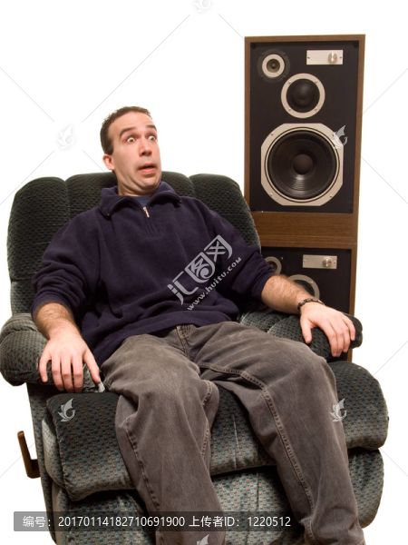 聽音樂的白人男子