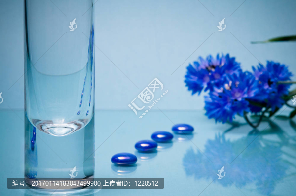 四玻璃裝飾和花瓶藍(lán)色花