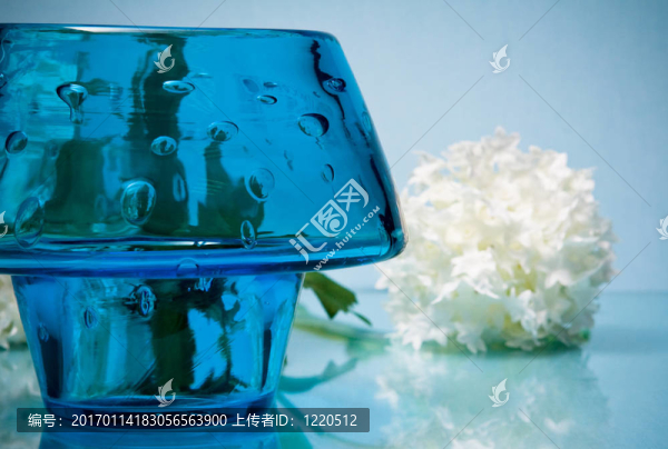 藍(lán)色的燭臺(tái)和枝條的花