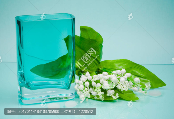 原玻璃花瓶和藍(lán)色小花-匯圖網(wǎng) www.fosd68.com 原玻璃花瓶和藍(lán)色小花