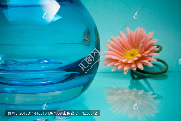 圓形的玻璃花瓶和藍色的粉紅色花