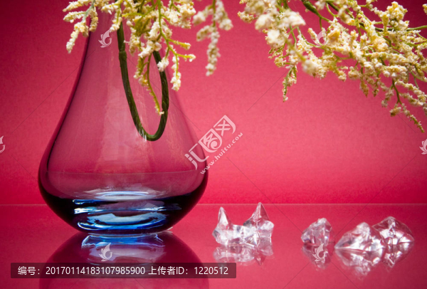 粉紅色的小玻璃花瓶
