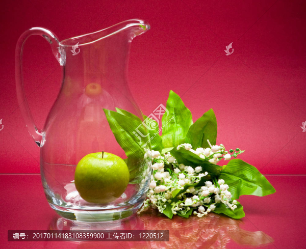 在粉紅色的黃色的蘋果和小花束Glass,ewer