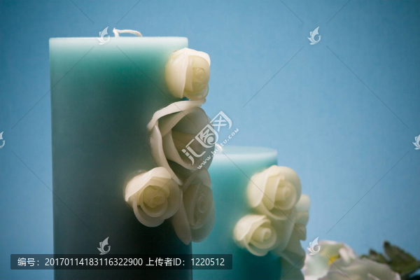 藍色的兩支漂亮的蠟燭
