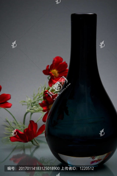 單玻璃花瓶和紅色小紅花