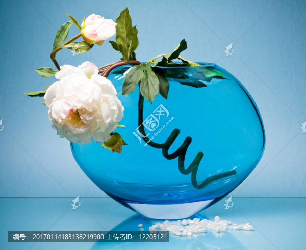 藍(lán)色玻璃花瓶里的白色花