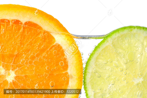 水中的橙色和石灰片