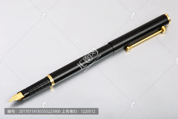 灰色背景上的金墨水筆