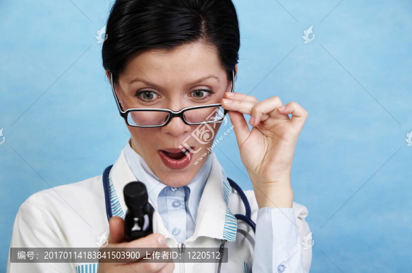 白人女醫(yī)生