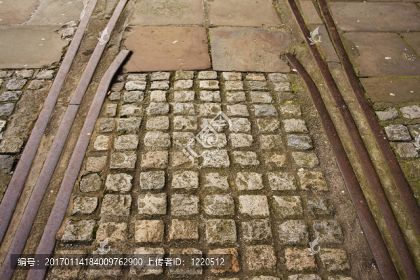 廢棄的電車軌道與花崗巖鵝卵石鑲嵌-匯圖網(wǎng) www.fosd68.com 廢棄的電車軌道與花崗巖鵝卵石鑲嵌