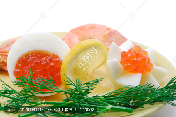 紅鮭魚魚子醬和煮熟的蝦