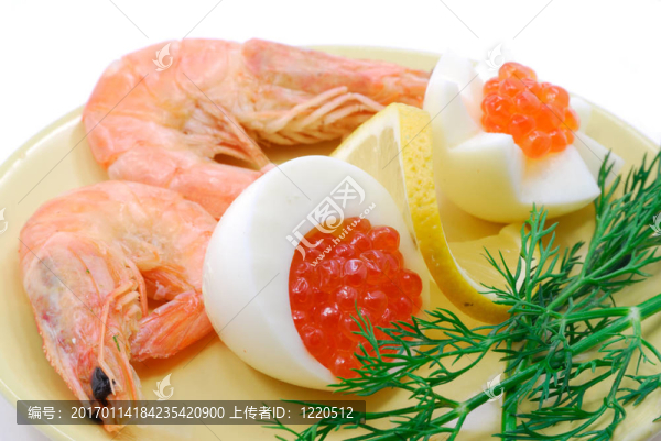 紅鮭魚(yú)魚(yú)子醬和煮熟的蝦