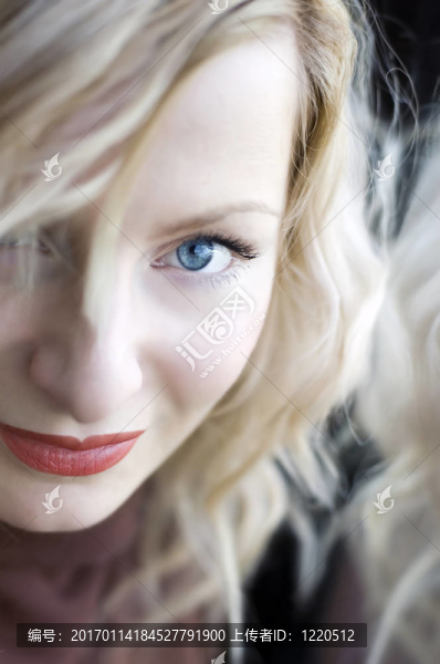 藍色眼睛的年輕女人