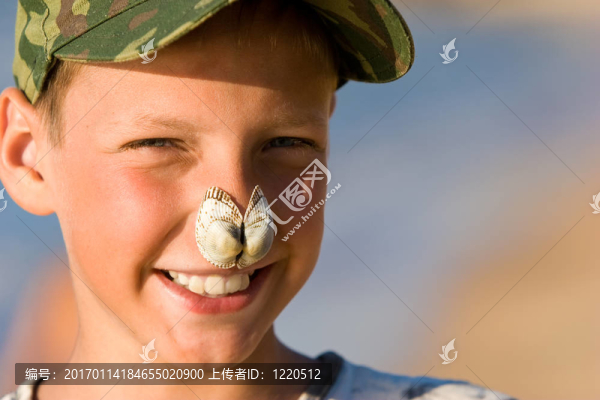 微笑的男孩