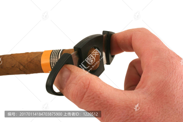 手上剪一支白色的雪茄