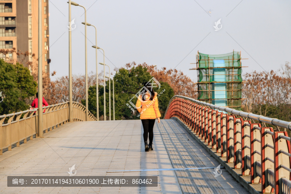 橋上的黃衣女孩,建筑,橋梁人行
