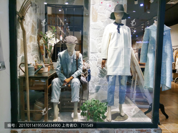 時(shí)尚女裝專賣櫥窗