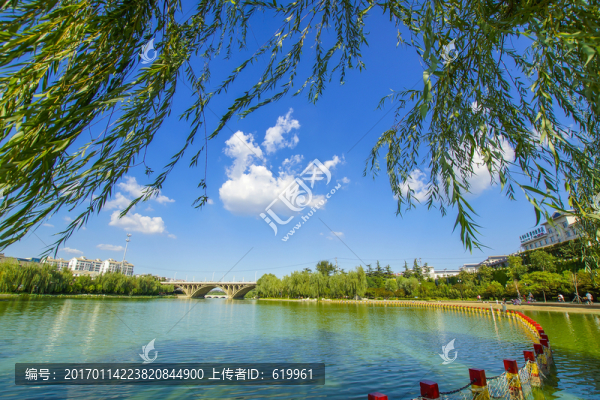 碧水藍(lán)天柳枝飄