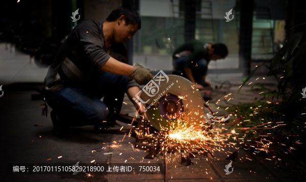 工人切割鋼材
