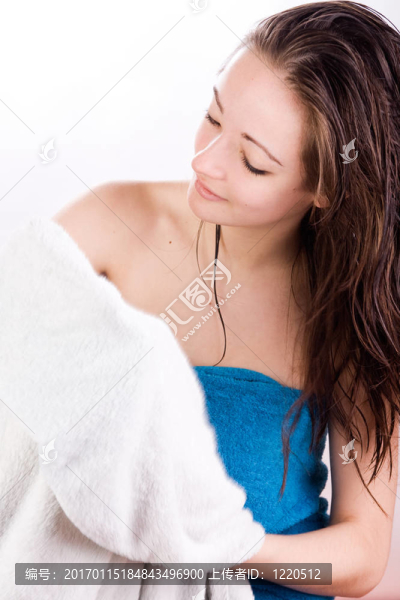 健康的女人拿著一條毛巾