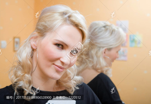 的金發(fā)美女