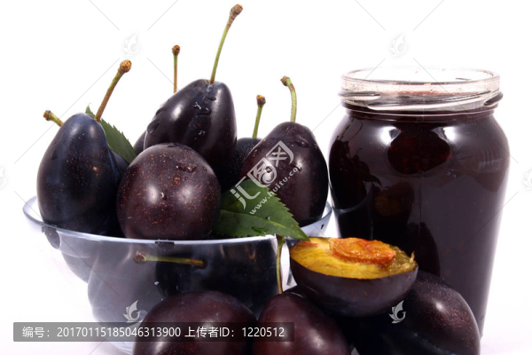 Violet,Plumbs孤立在白色背景和果醬