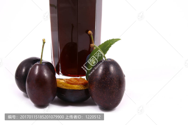 Violet,Plumbs孤立在白色背景和果汁