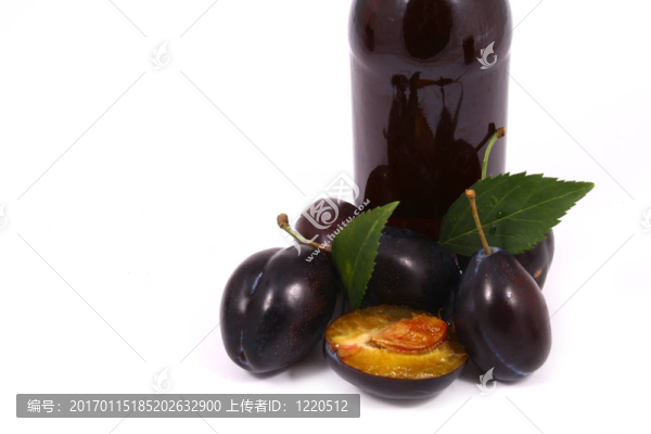 Violet,Plumbs孤立在白色背景和果汁