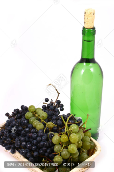 白葡萄酒上的瓶子和葡萄
