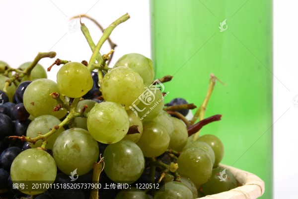 白葡萄酒上的瓶子和葡萄