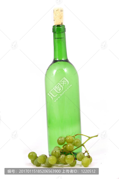 白葡萄酒上的瓶子和葡萄