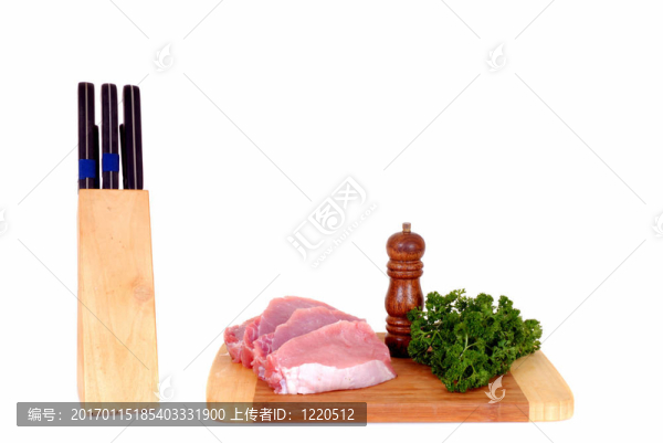 里脊肉在砧板上