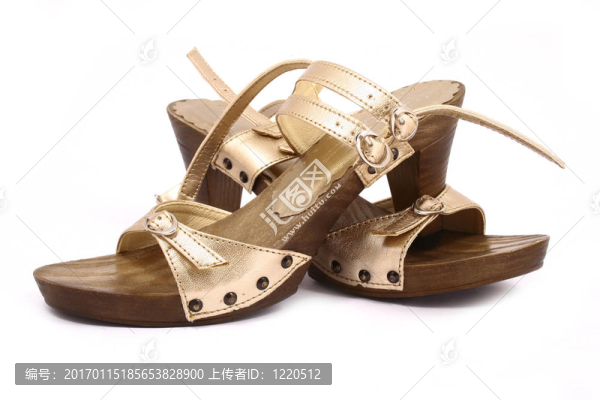 白色背景下的女性金鞋