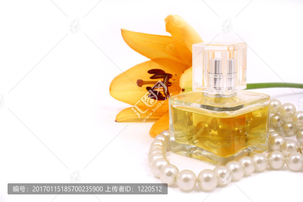 一套漂亮的毛巾百合香水